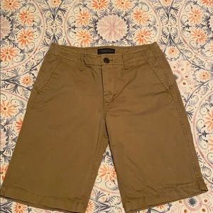 Men’s khaki shorts